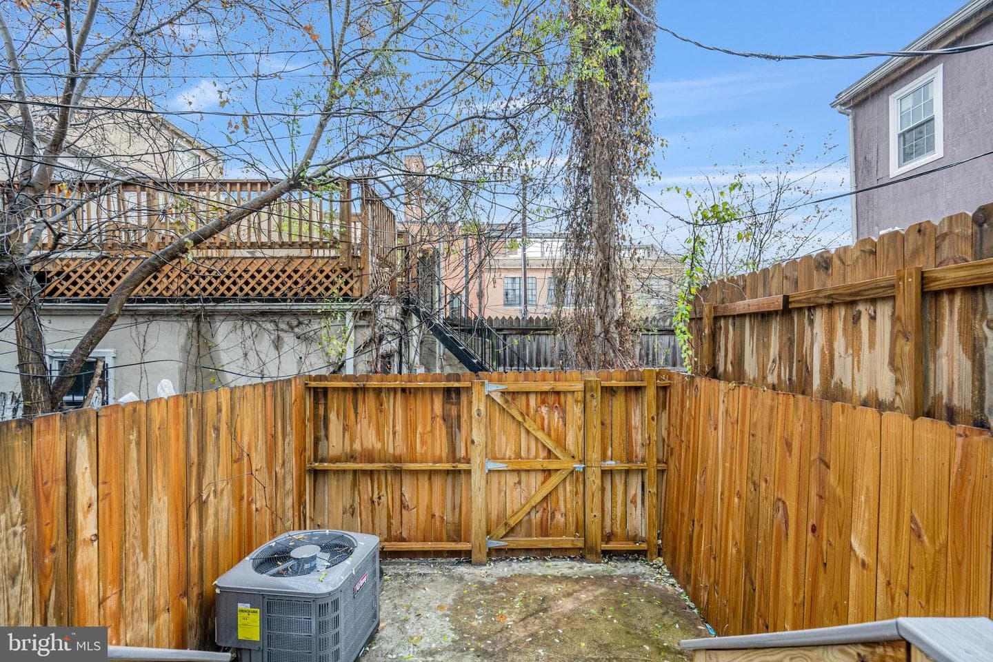 892 Lombard Street W photo 30