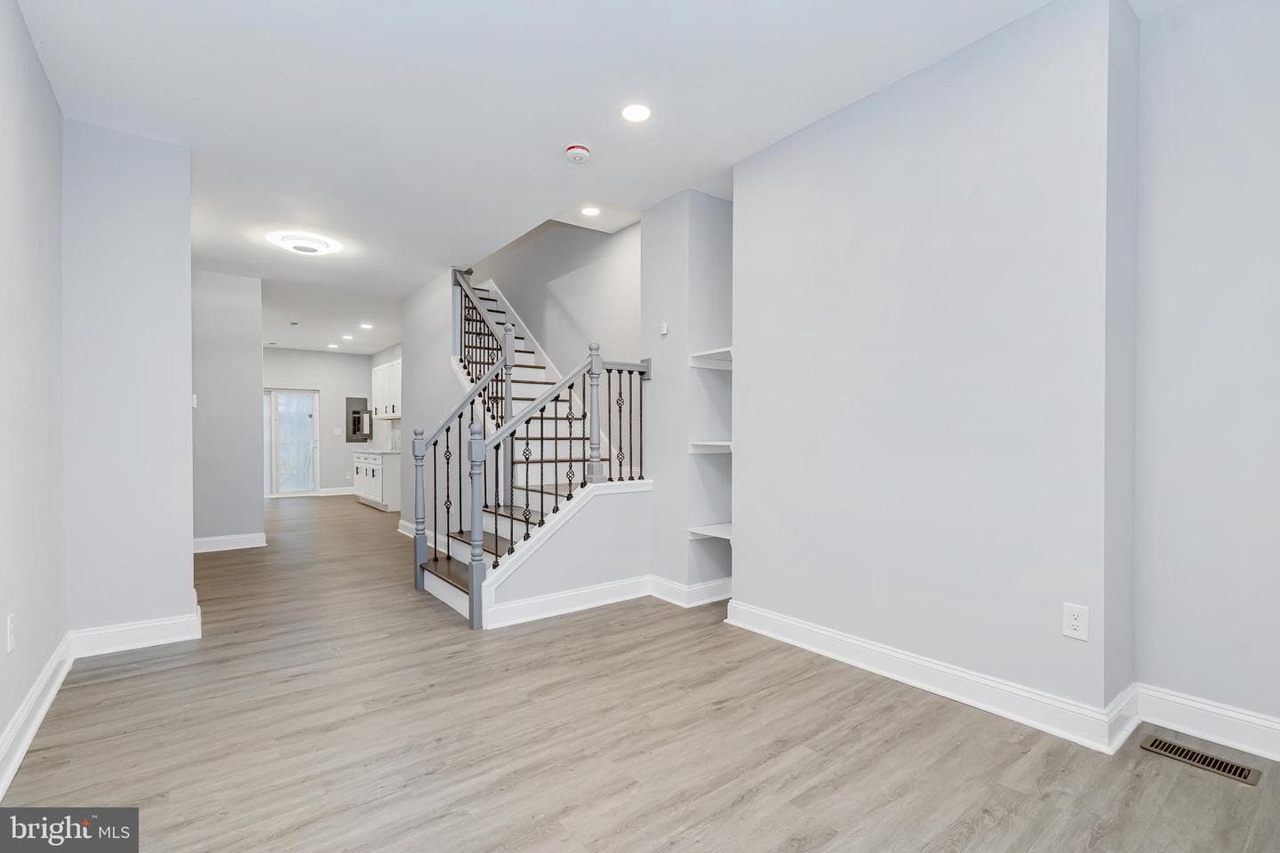 892 Lombard Street W photo 5