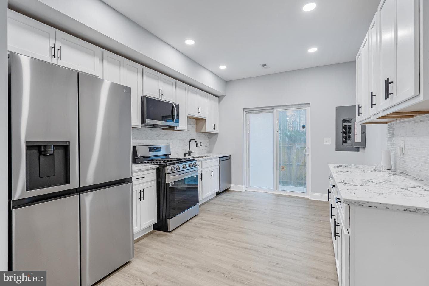 892 Lombard Street W photo 8