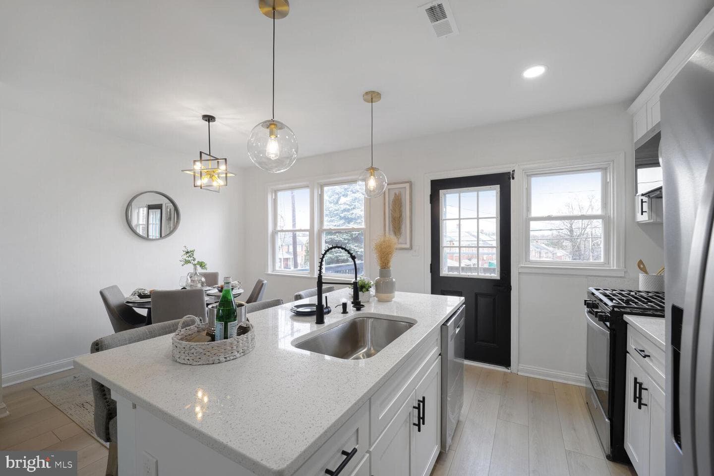 5559 Midwood Avenue photo 9