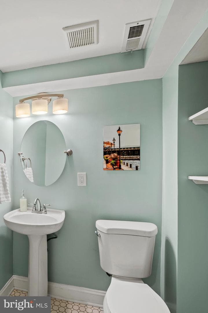 2404 Foster Avenue photo 10
