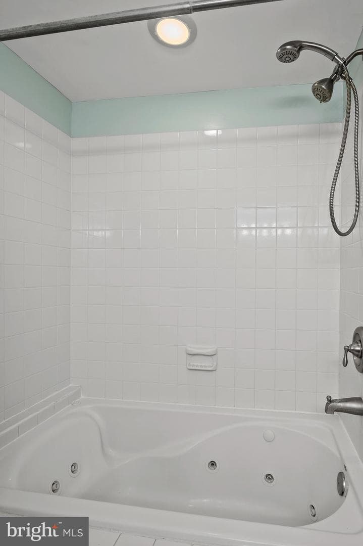 2404 Foster Avenue photo 23