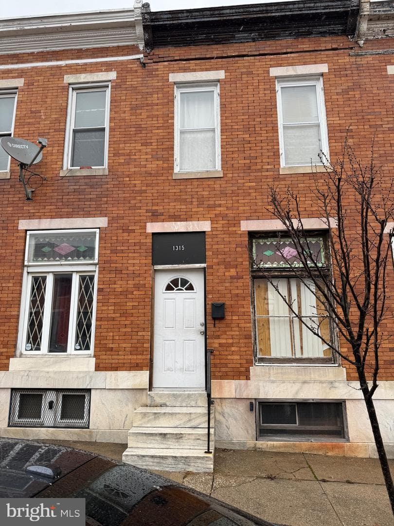 1315 N Montford Avenue photo 1