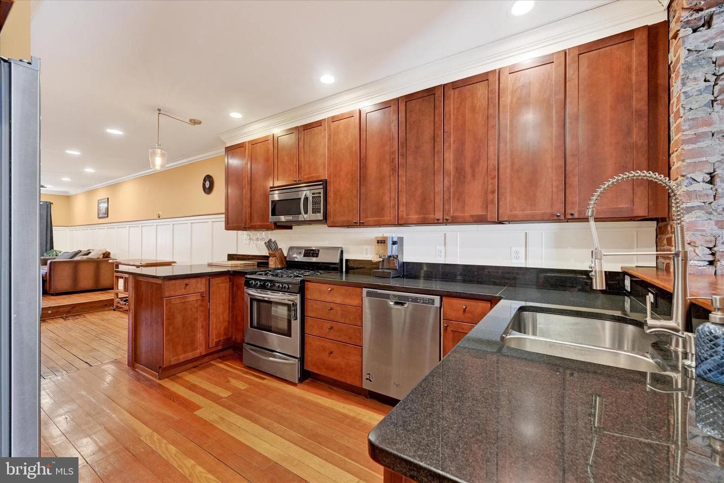 1437 Henry Street photo 10