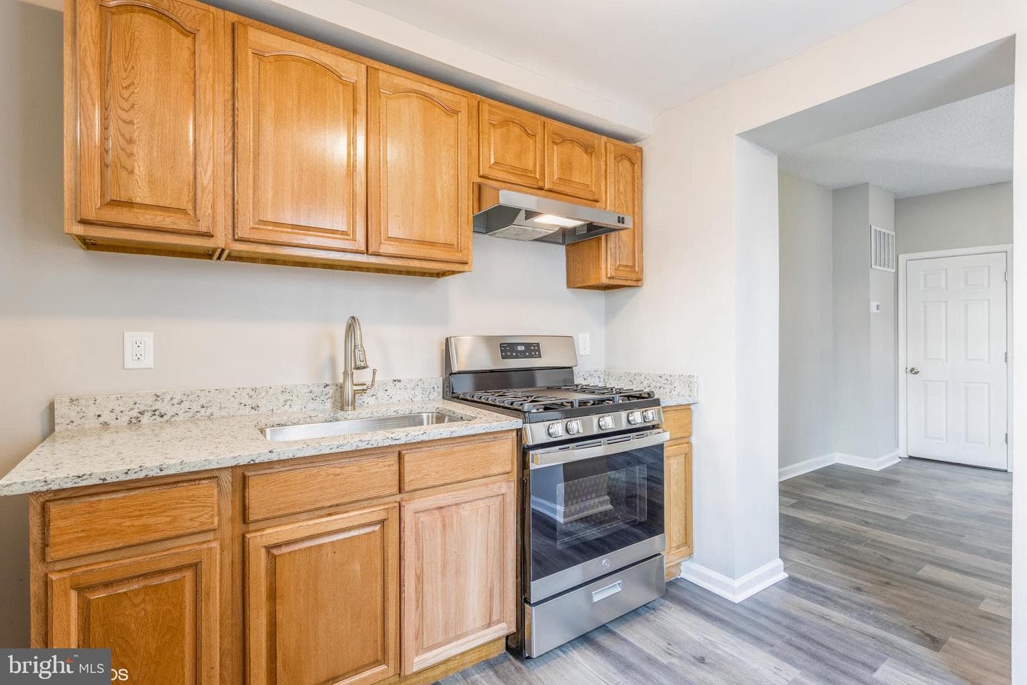 732 Denison Street photo 9