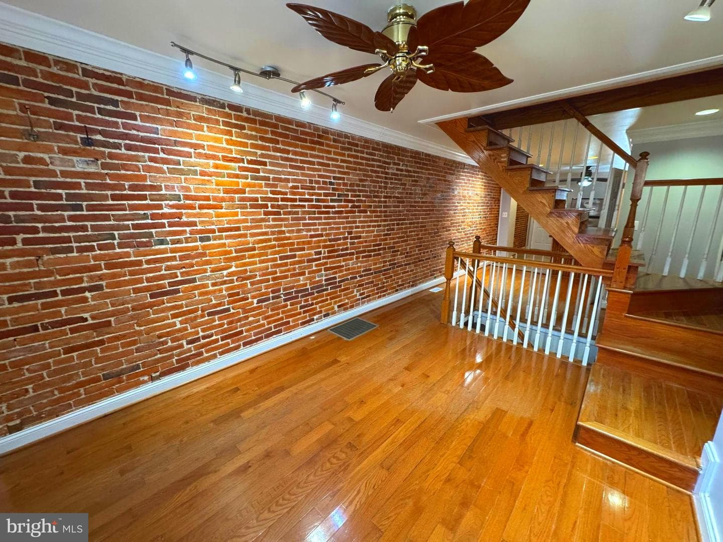 1303 W Cross Street W photo 3