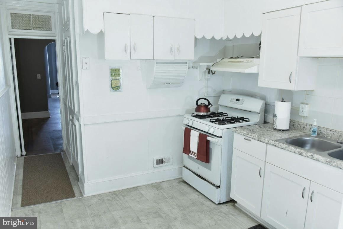 2033 N Fulton Avenue photo 8