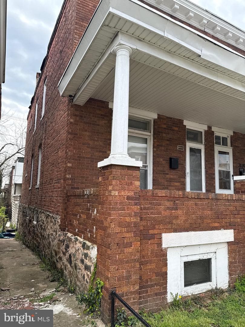 3137 Baker Street photo 2