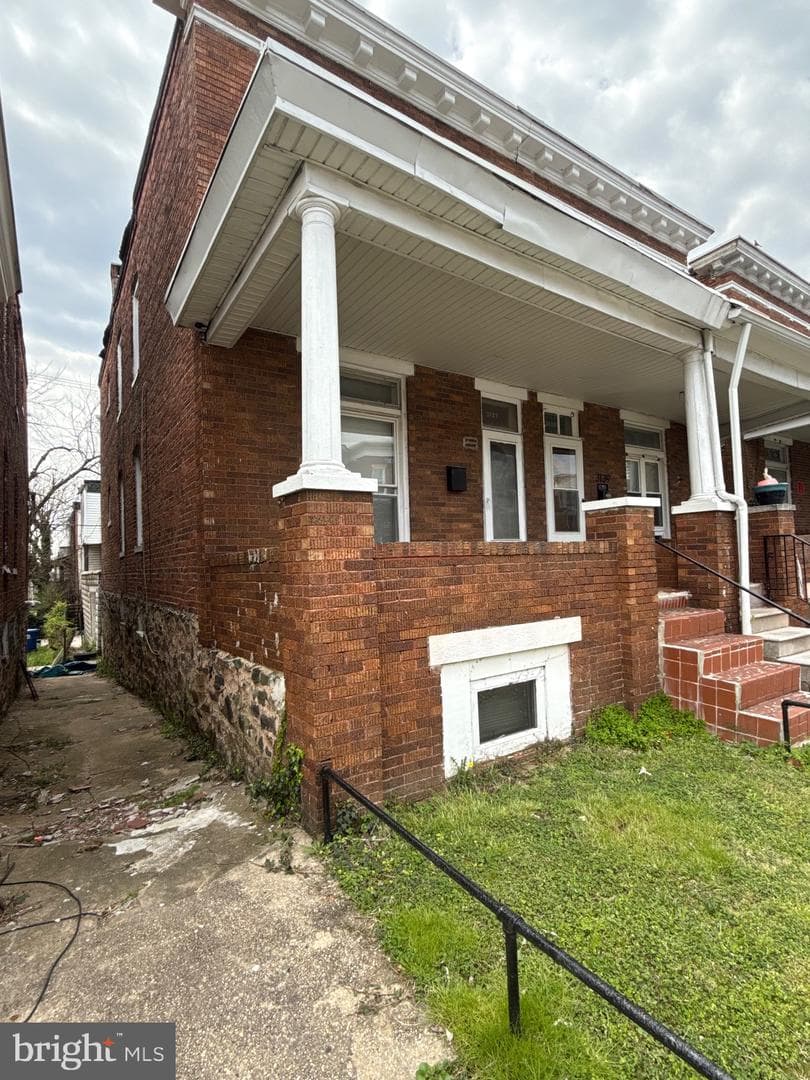 3137 Baker Street photo 3