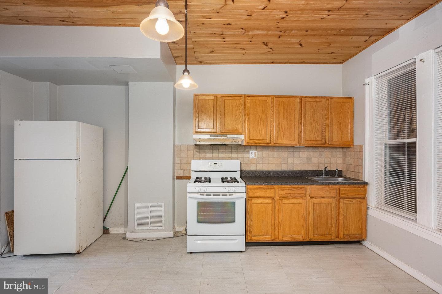 2419 E Oliver Street photo 9