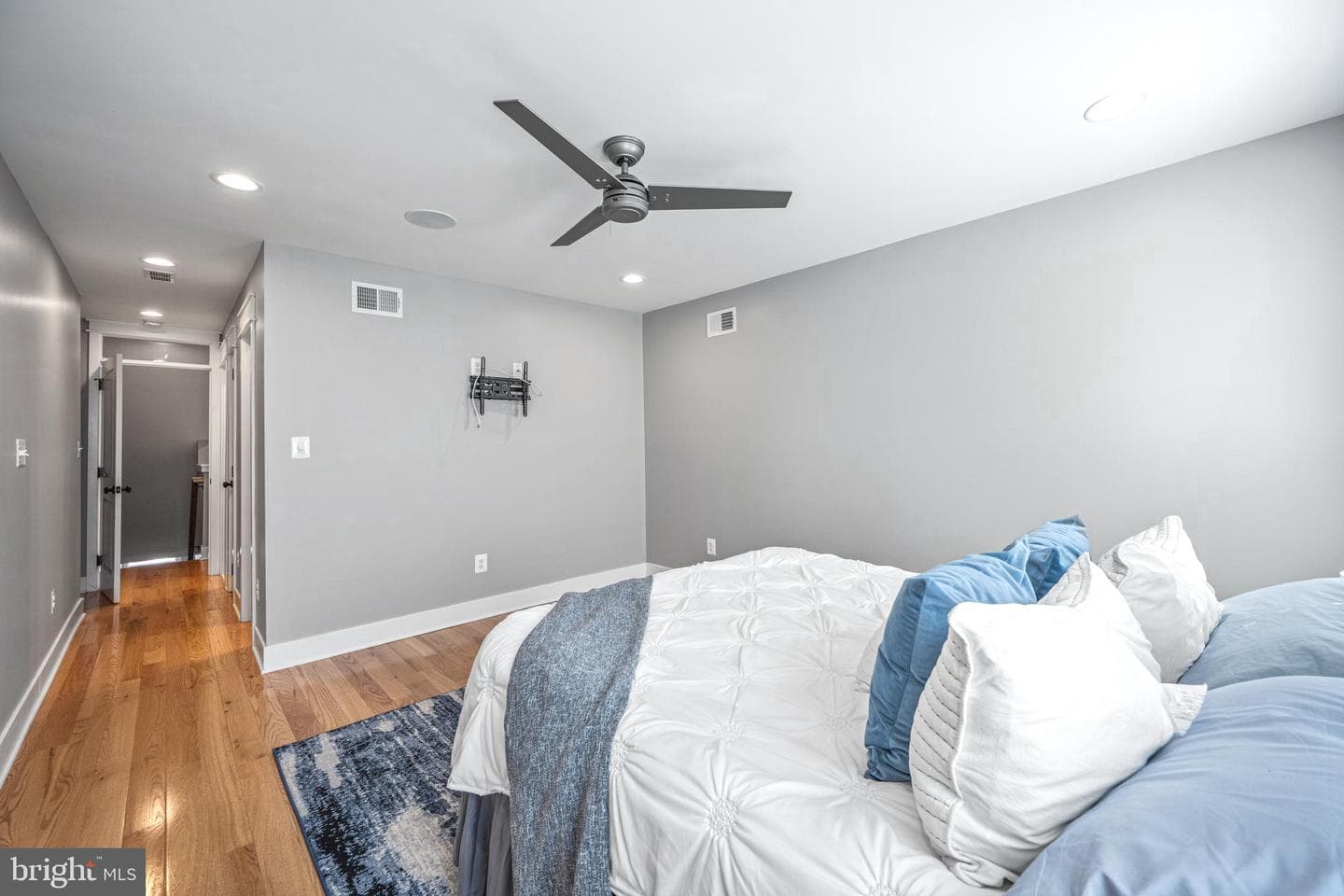 117 W Clement Street photo 20