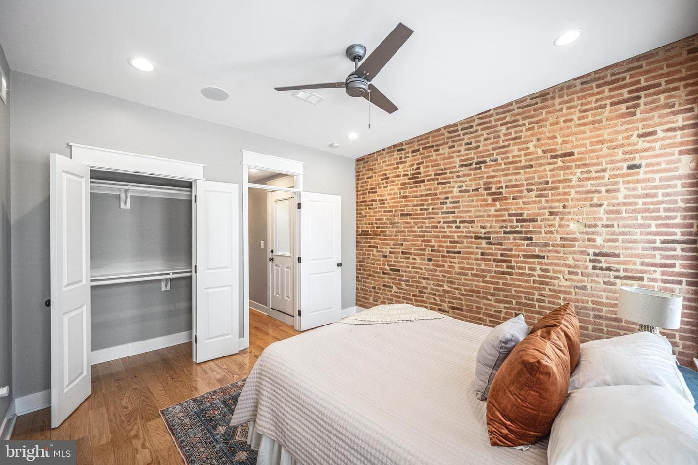 117 W Clement Street photo 25