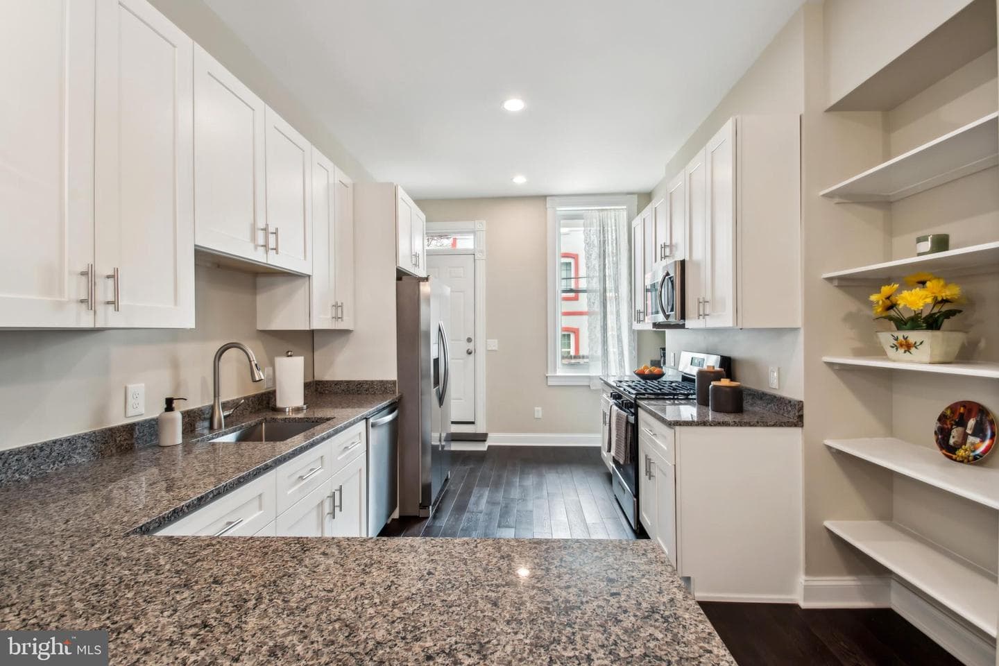 1505 N Broadway photo 1