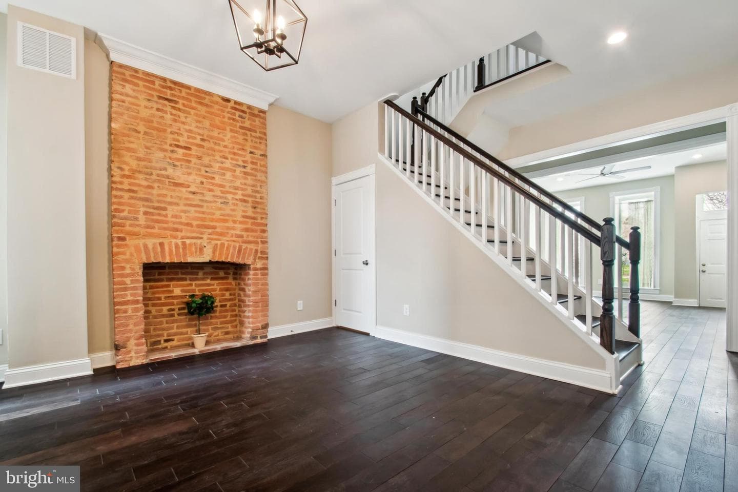 1505 N Broadway photo 8