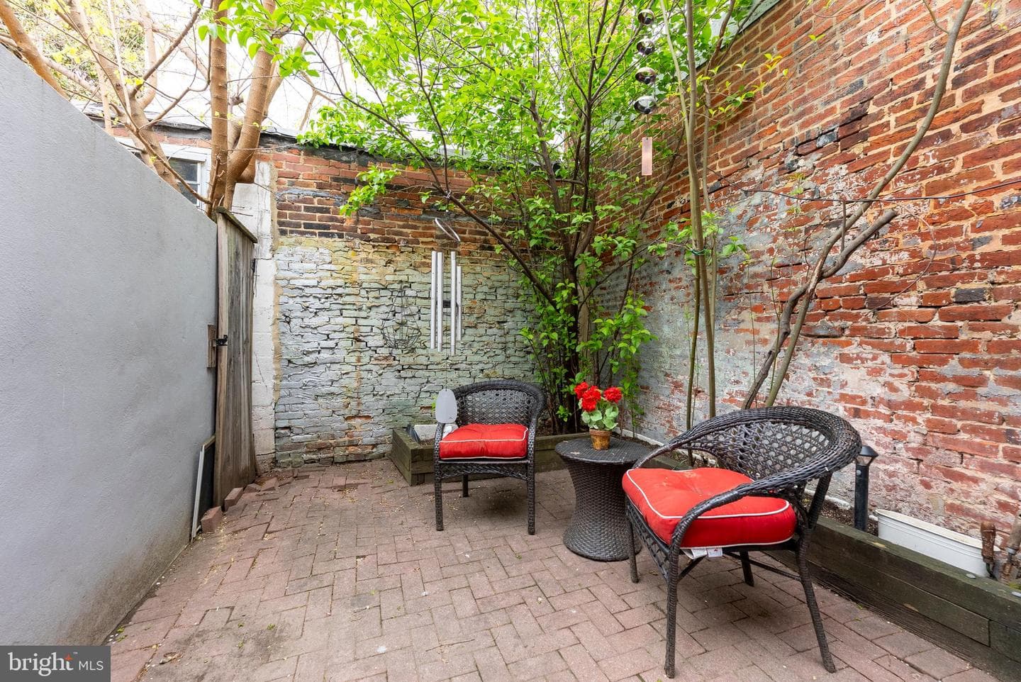1812 Lancaster Street photo 27