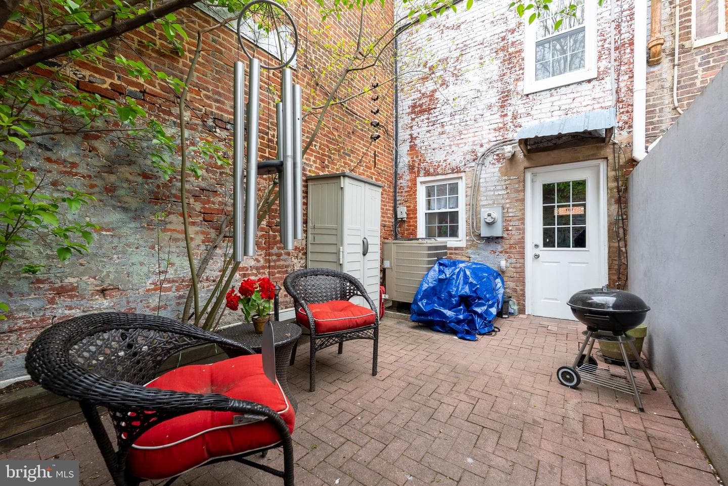 1812 Lancaster Street photo 28