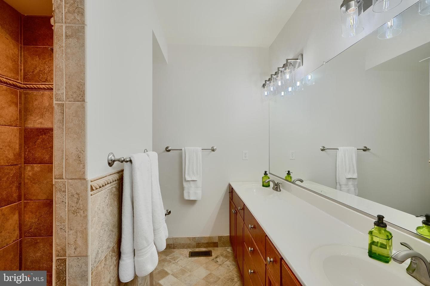 408 Grundy Street photo 44