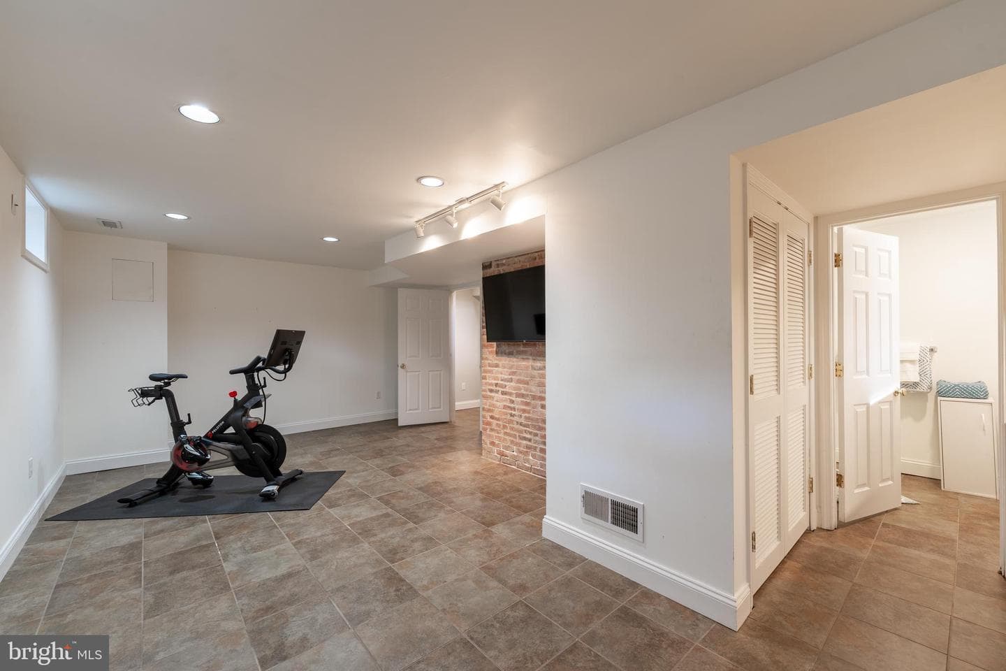 1609 W Rogers Avenue W photo 34
