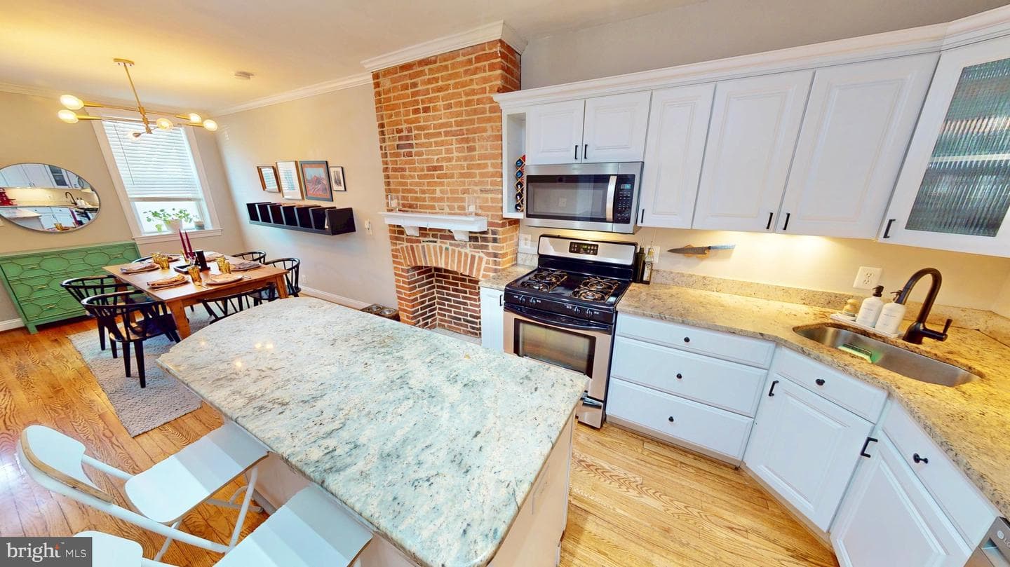 2107 Essex Street photo 1