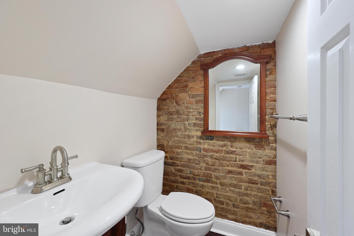 1822 Bank Street photo 20