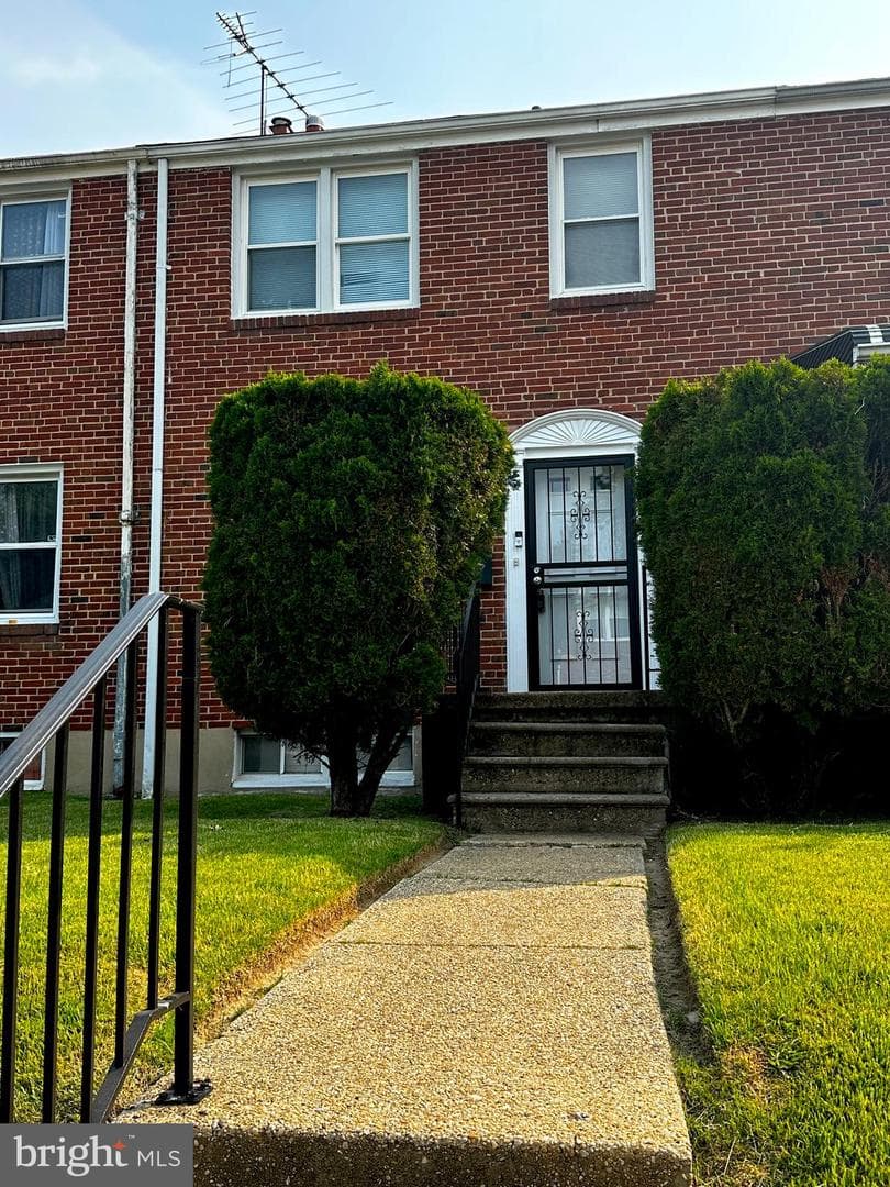 912 Evesham Avenue photo 1