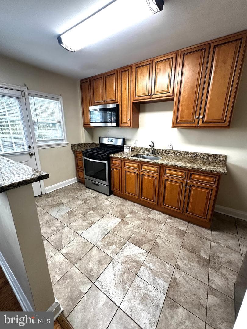 912 Evesham Avenue photo 10