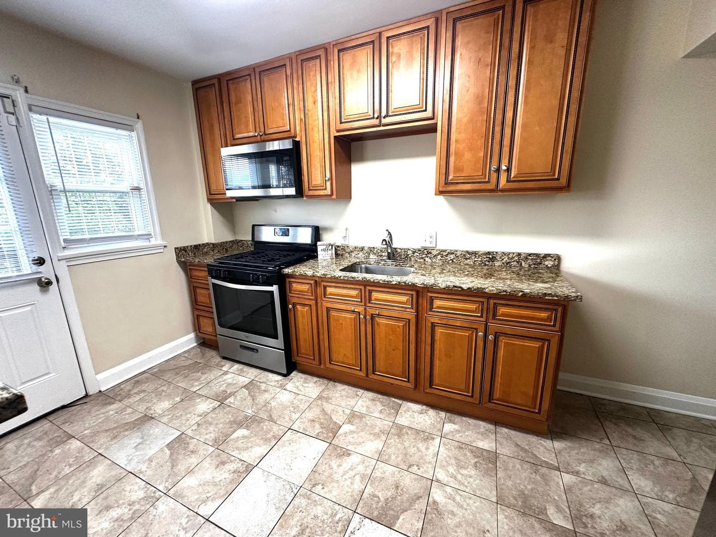912 Evesham Avenue photo 11