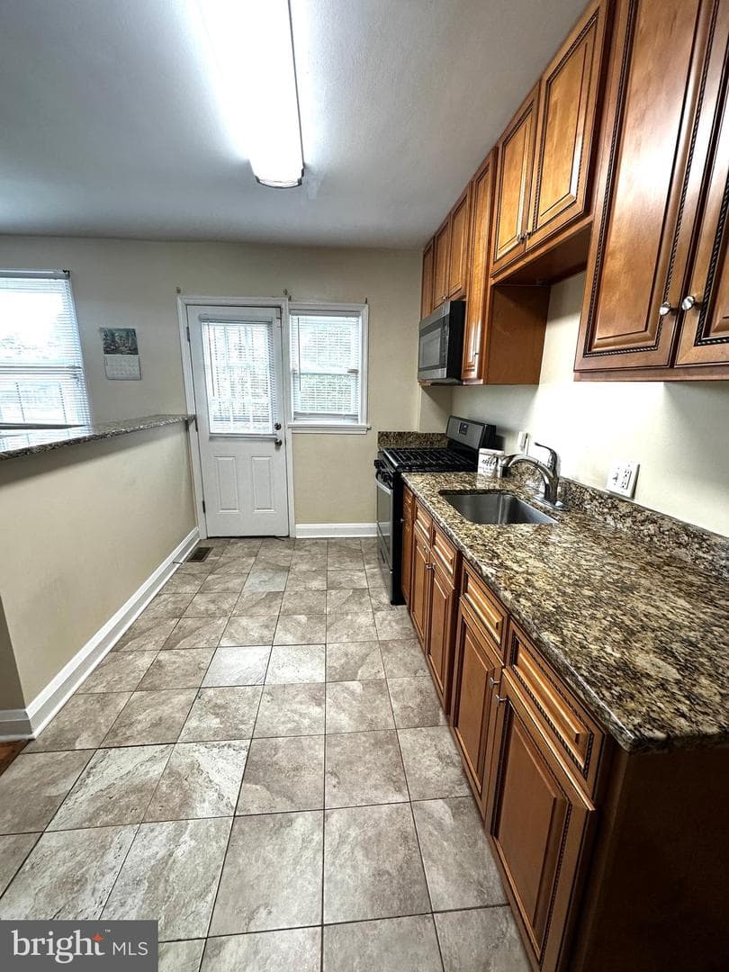 912 Evesham Avenue photo 13