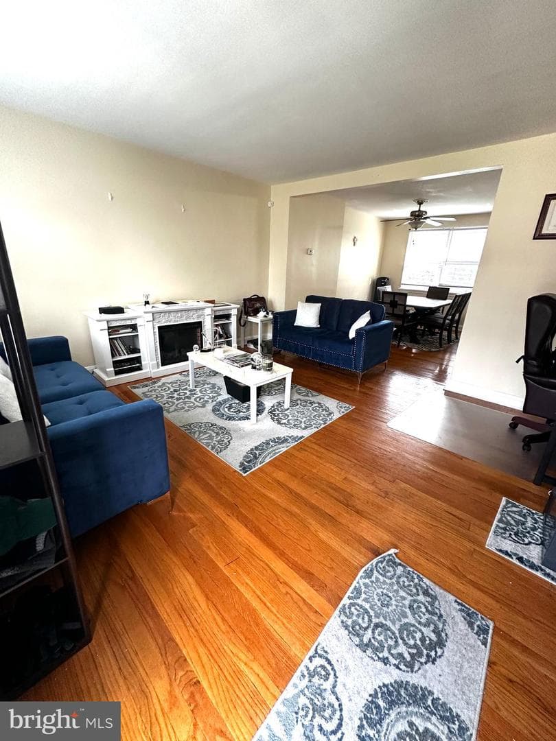 912 Evesham Avenue photo 3
