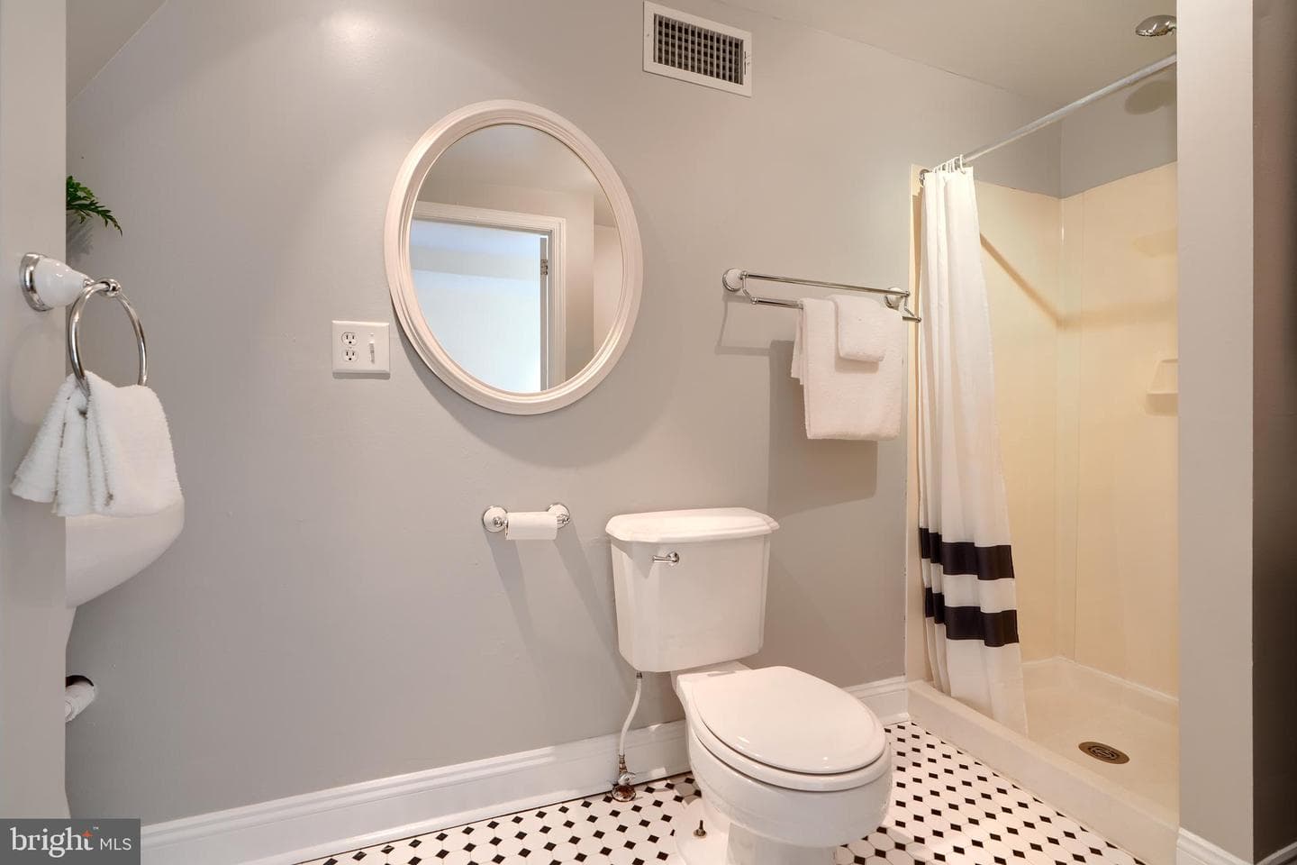 1142 Riverside Avenue photo 23