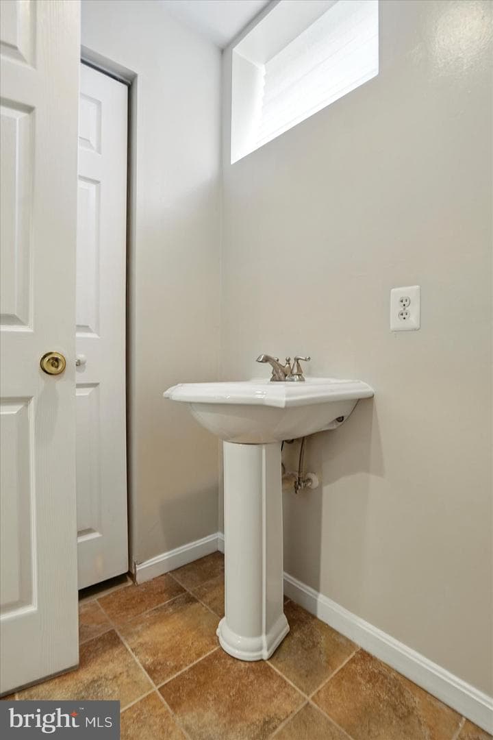 1225 W Cross Street photo 37