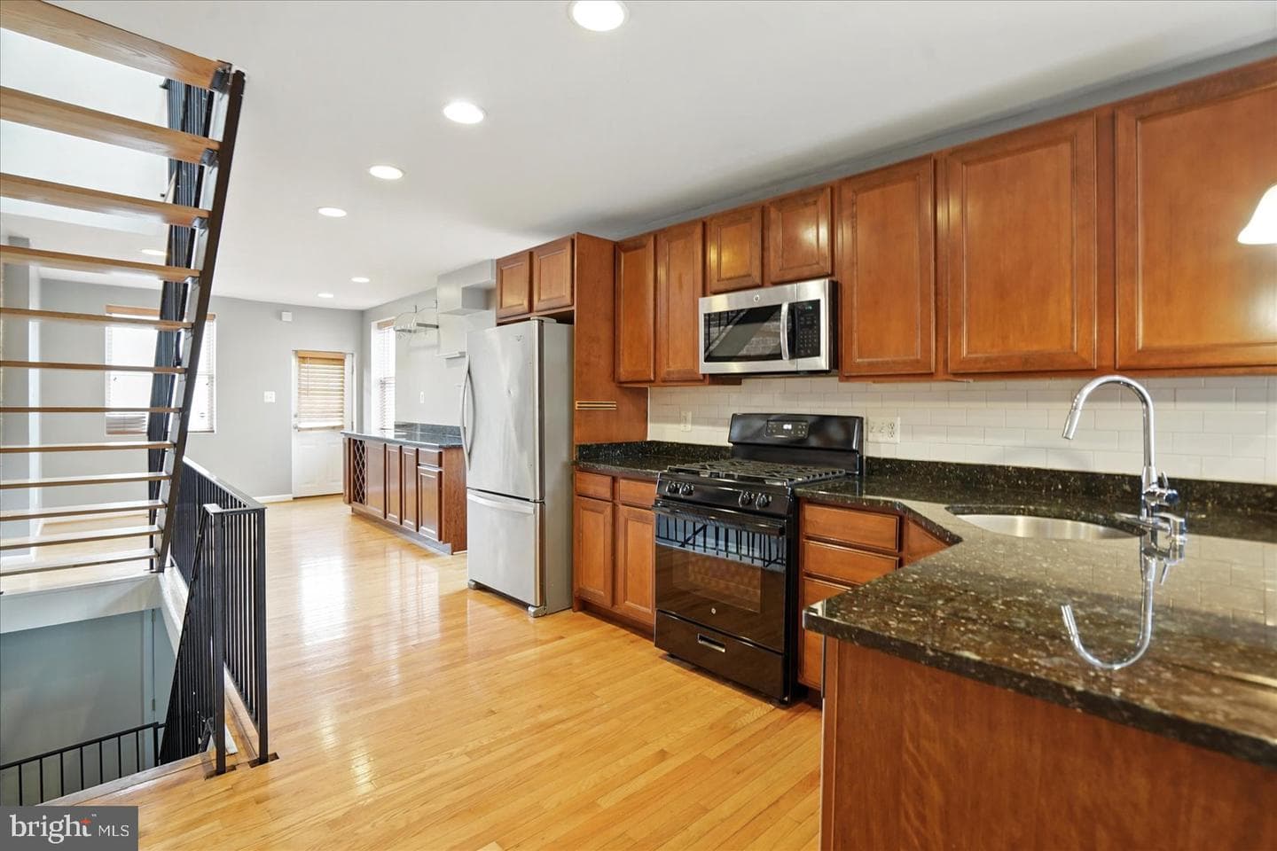 1225 W Cross Street photo 4
