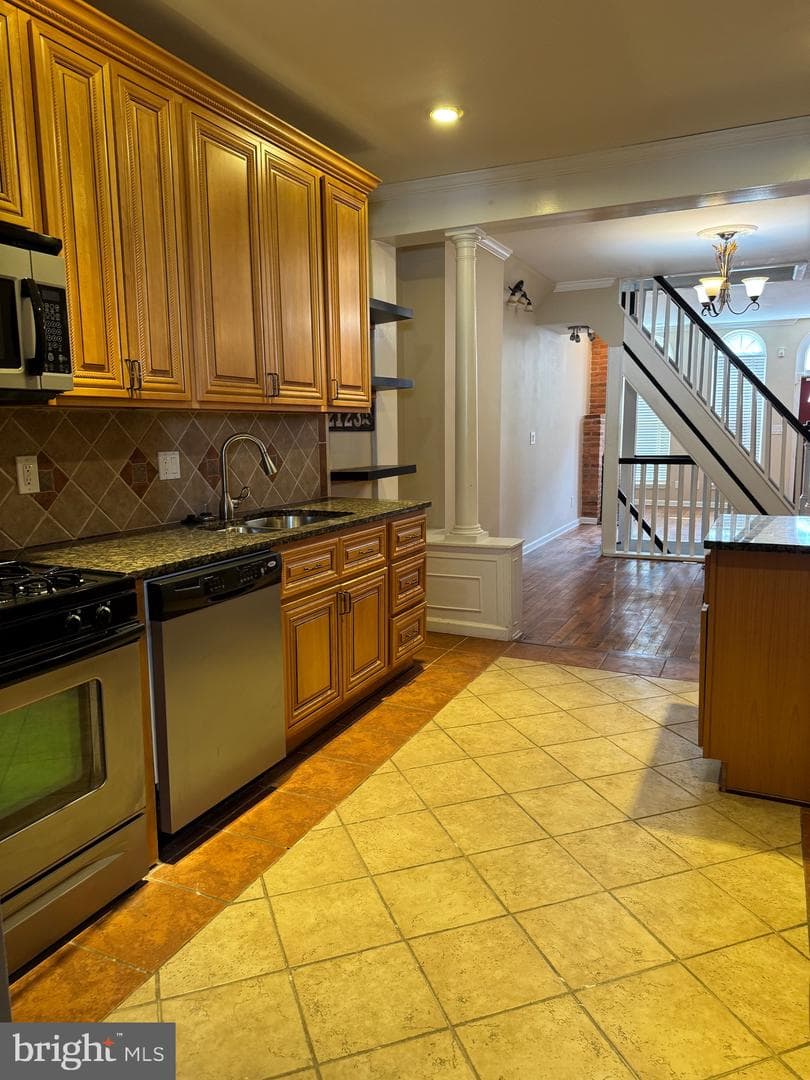 1406 Clarkson Street photo 5