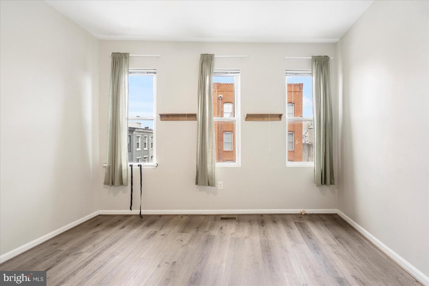 57 E Heath Street photo 31
