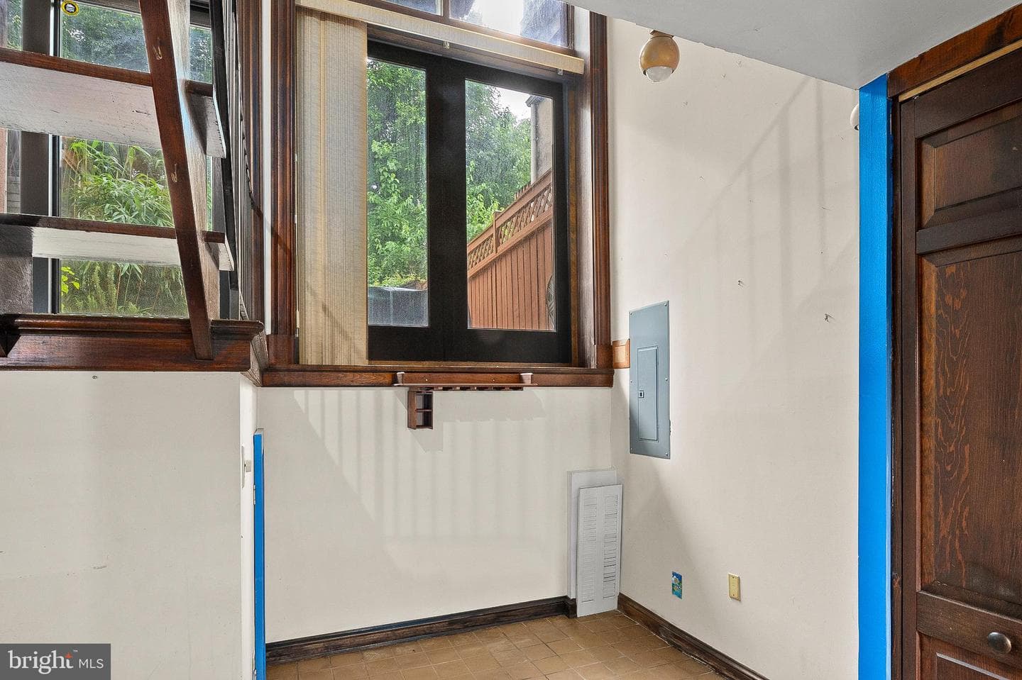 135 W Hill Street photo 13