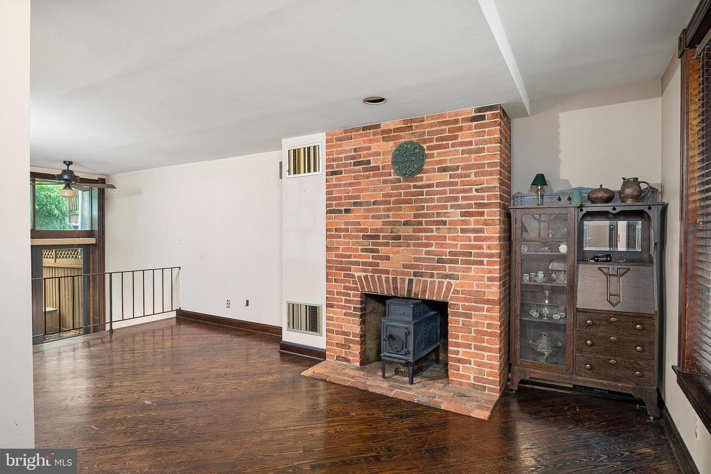 135 W Hill Street photo 3