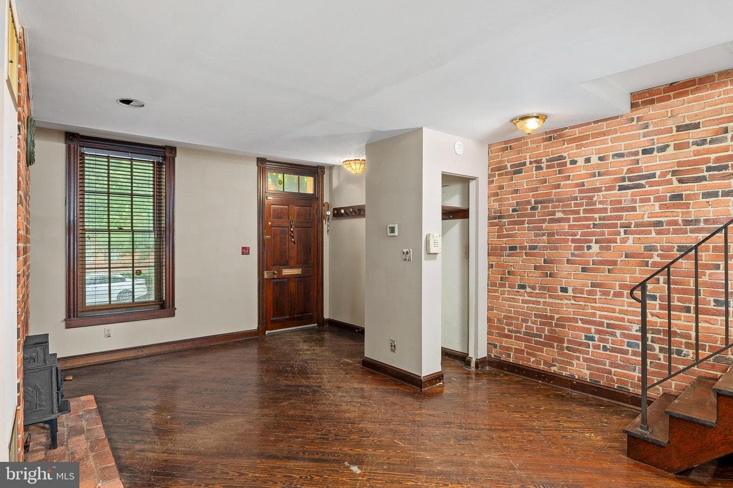 135 W Hill Street photo 4
