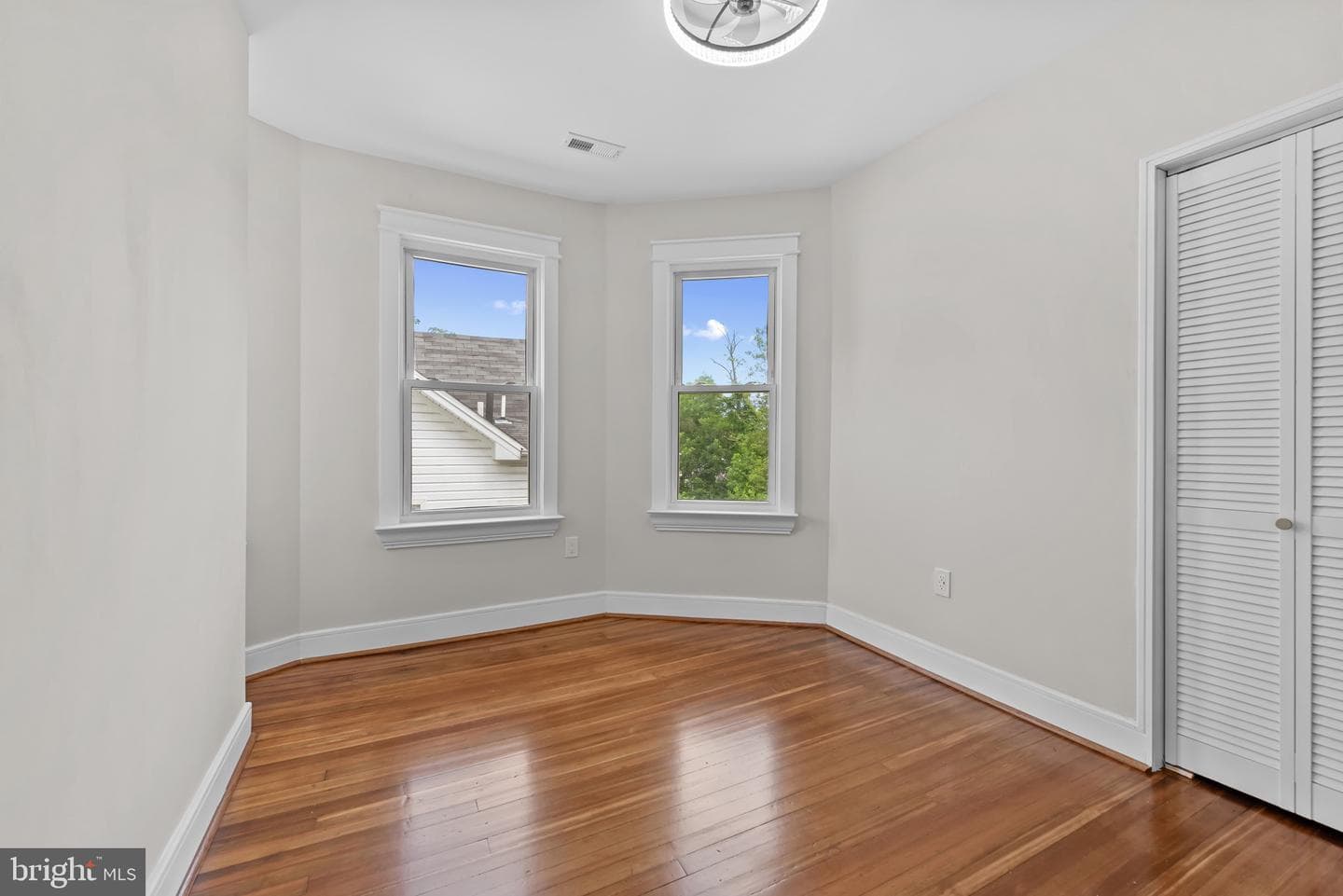 529 Rossiter Avenue photo 27