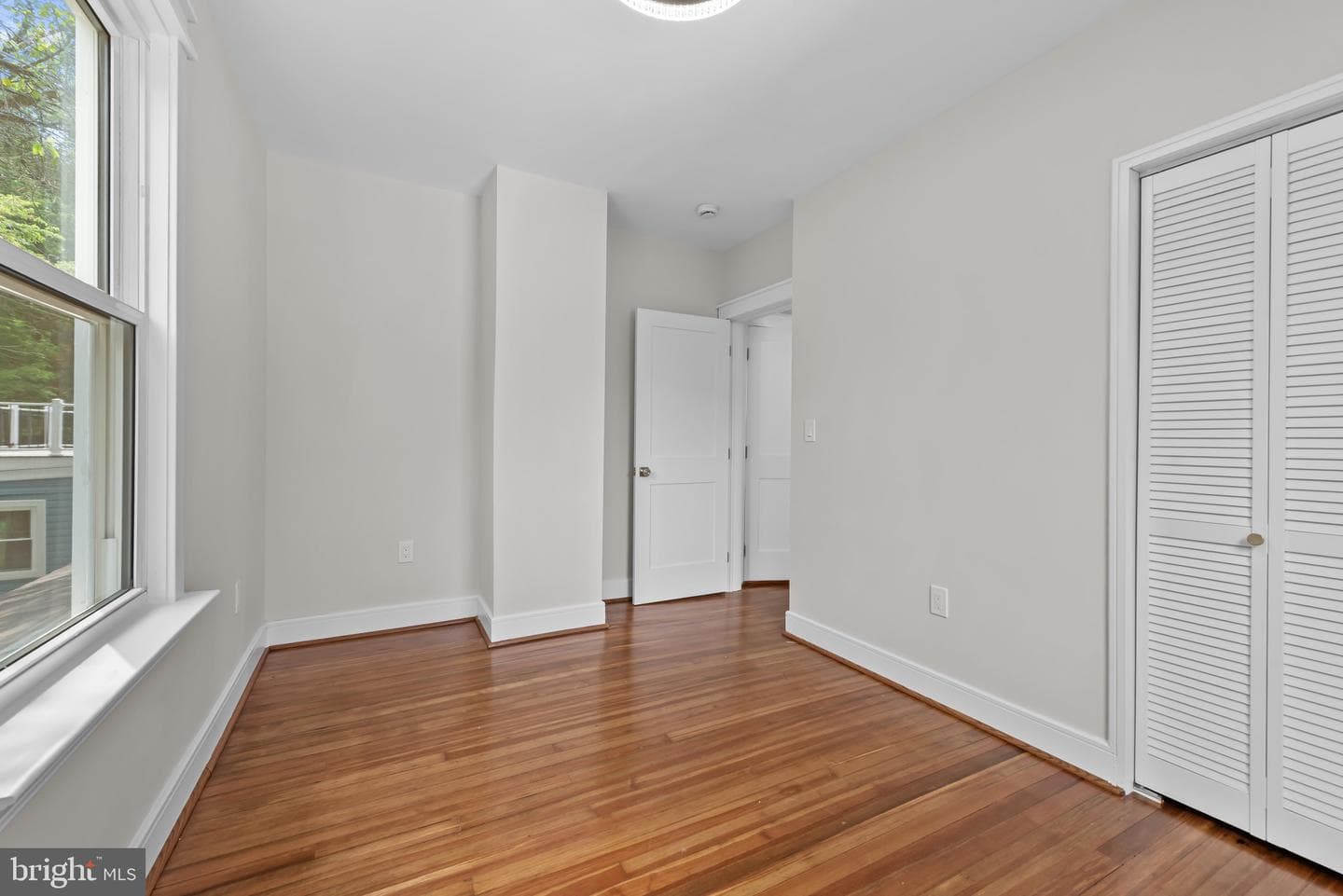 529 Rossiter Avenue photo 30