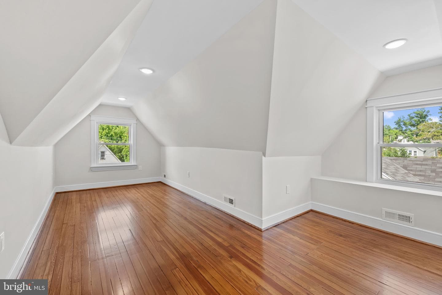 529 Rossiter Avenue photo 32