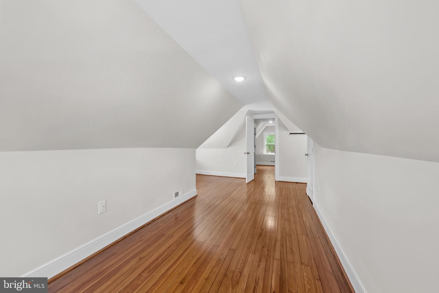 529 Rossiter Avenue photo 34