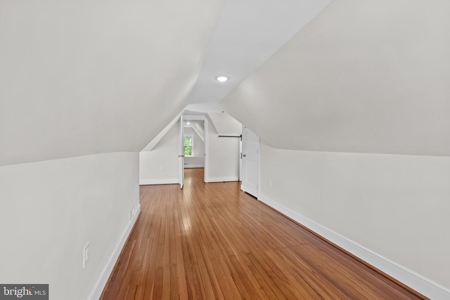 529 Rossiter Avenue photo 35