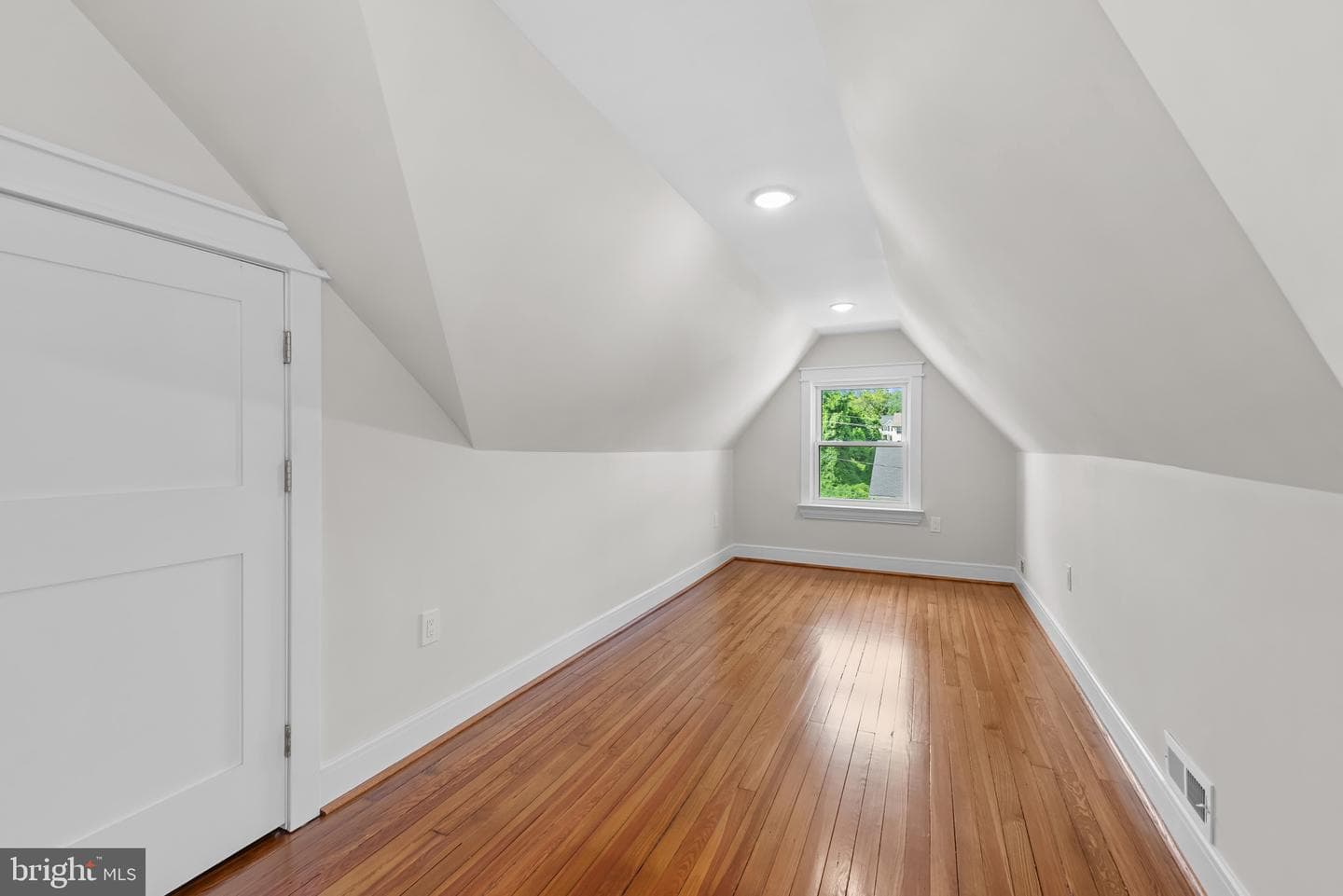 529 Rossiter Avenue photo 36