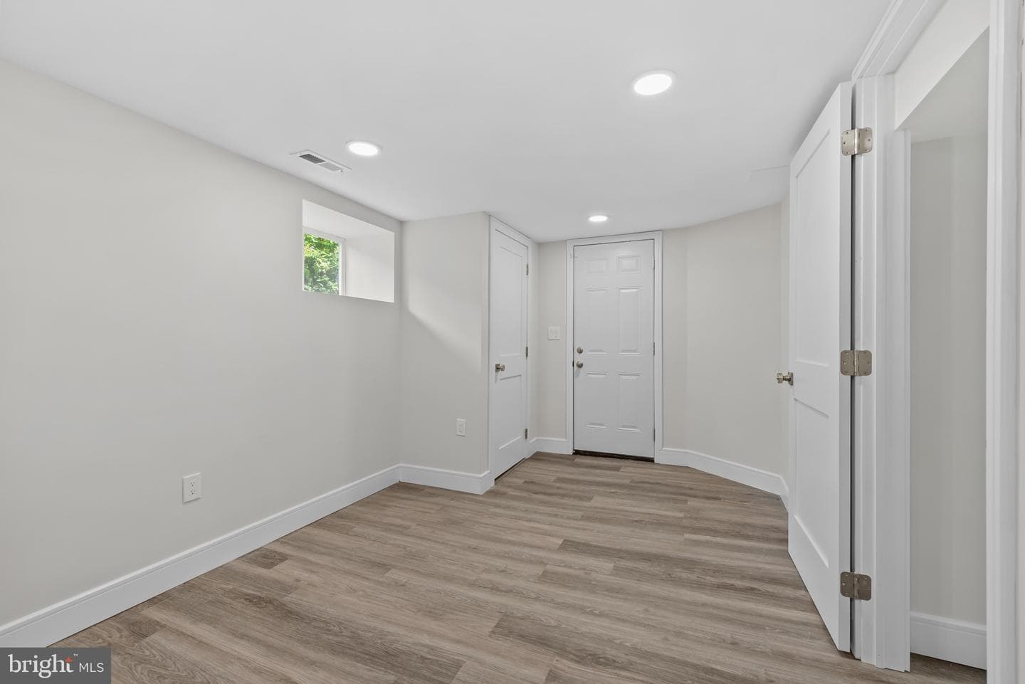 529 Rossiter Avenue photo 42