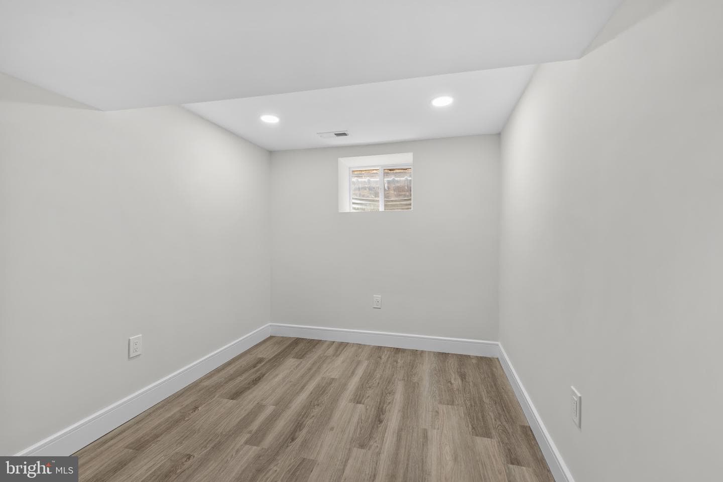529 Rossiter Avenue photo 46