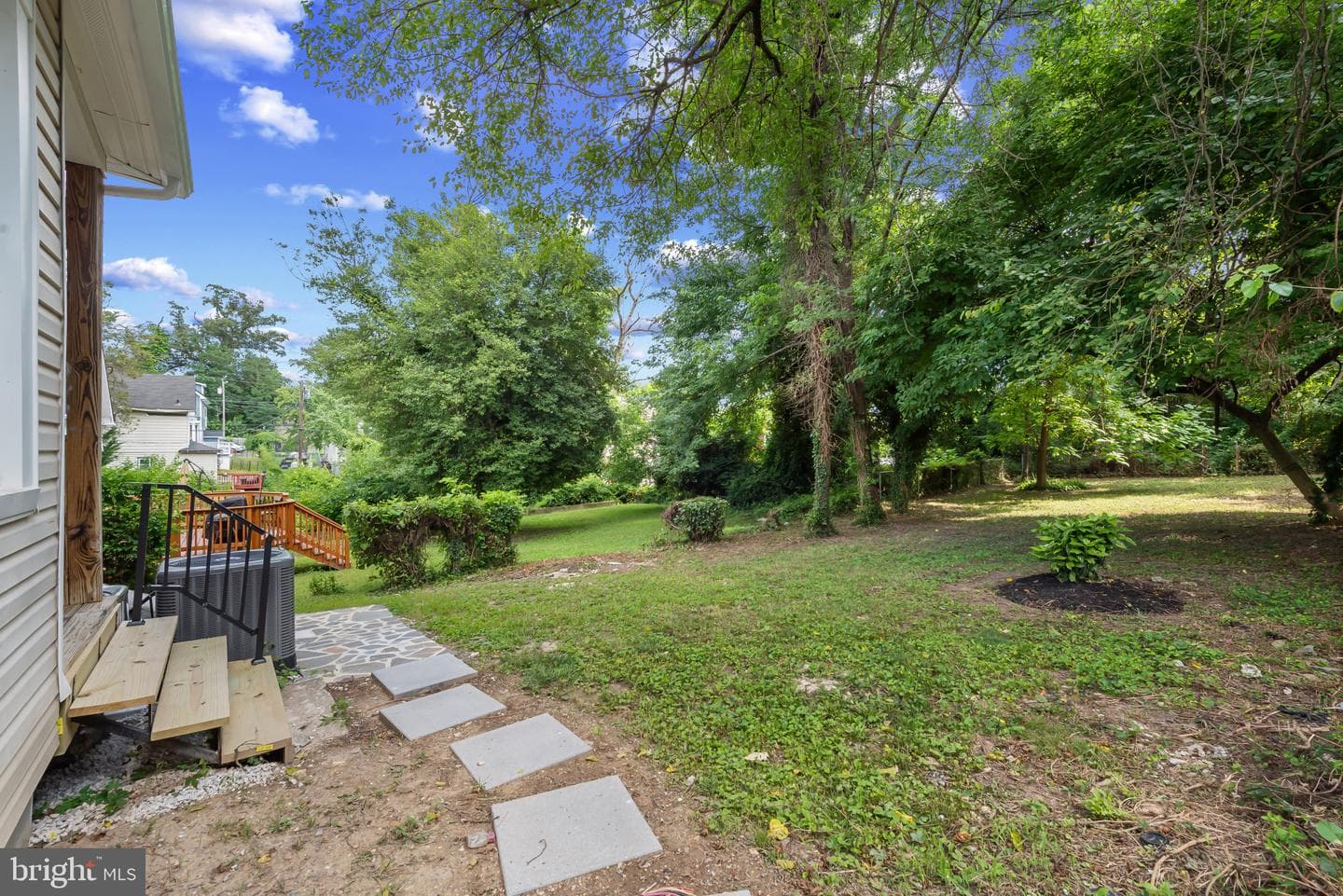 529 Rossiter Avenue photo 48