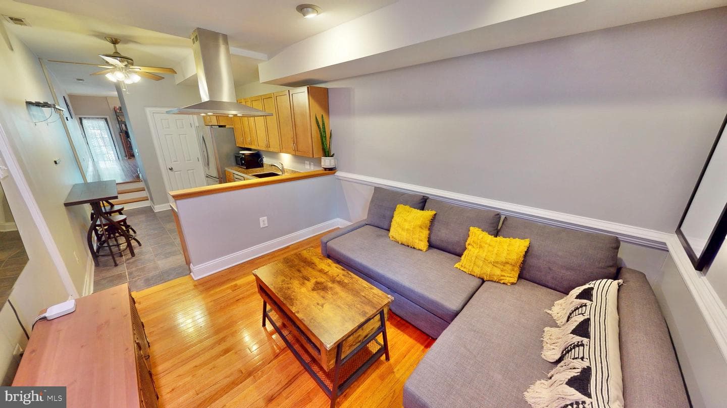 3021 Hudson Street photo 2