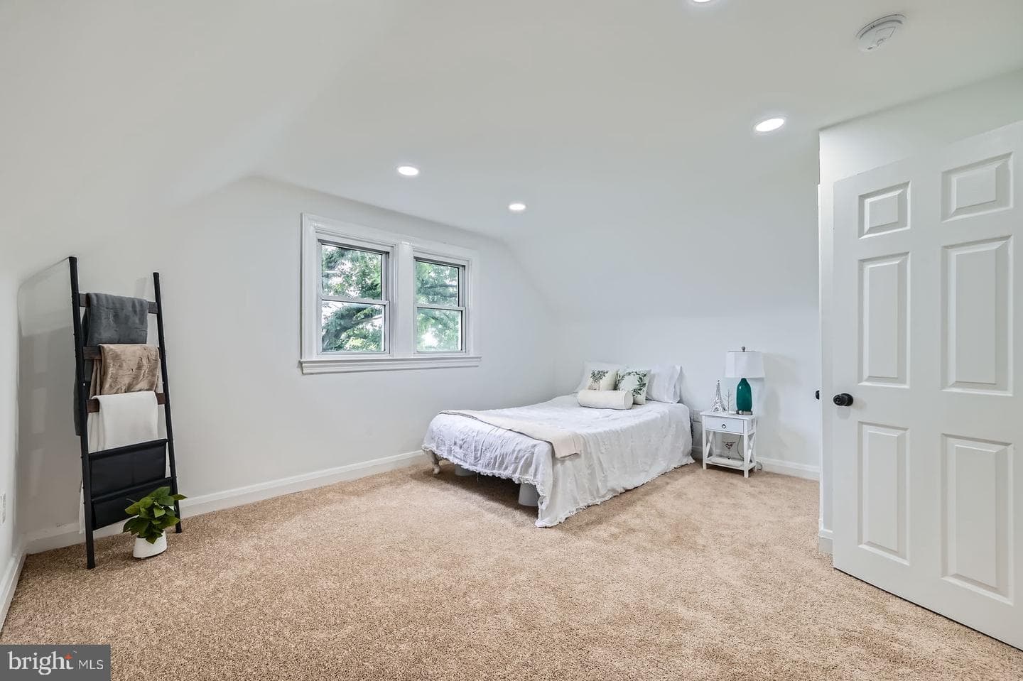 3814 Cedardale Road photo 17