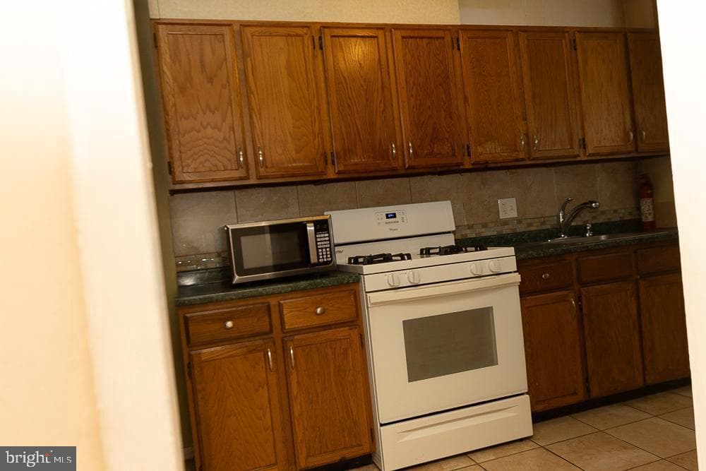 4540 Hazelwood Avenue photo 11