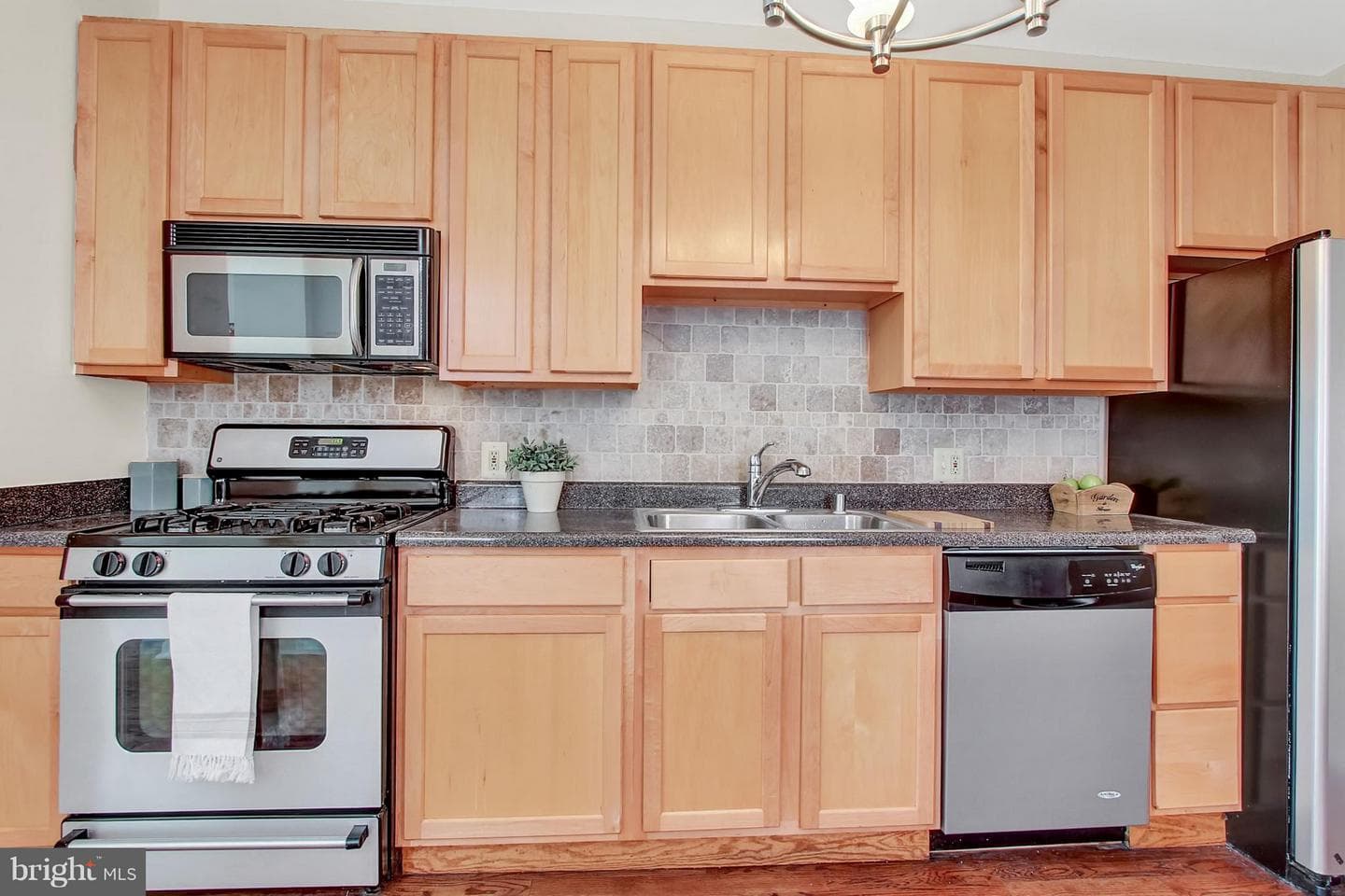 1029 S Hanover Street photo 11